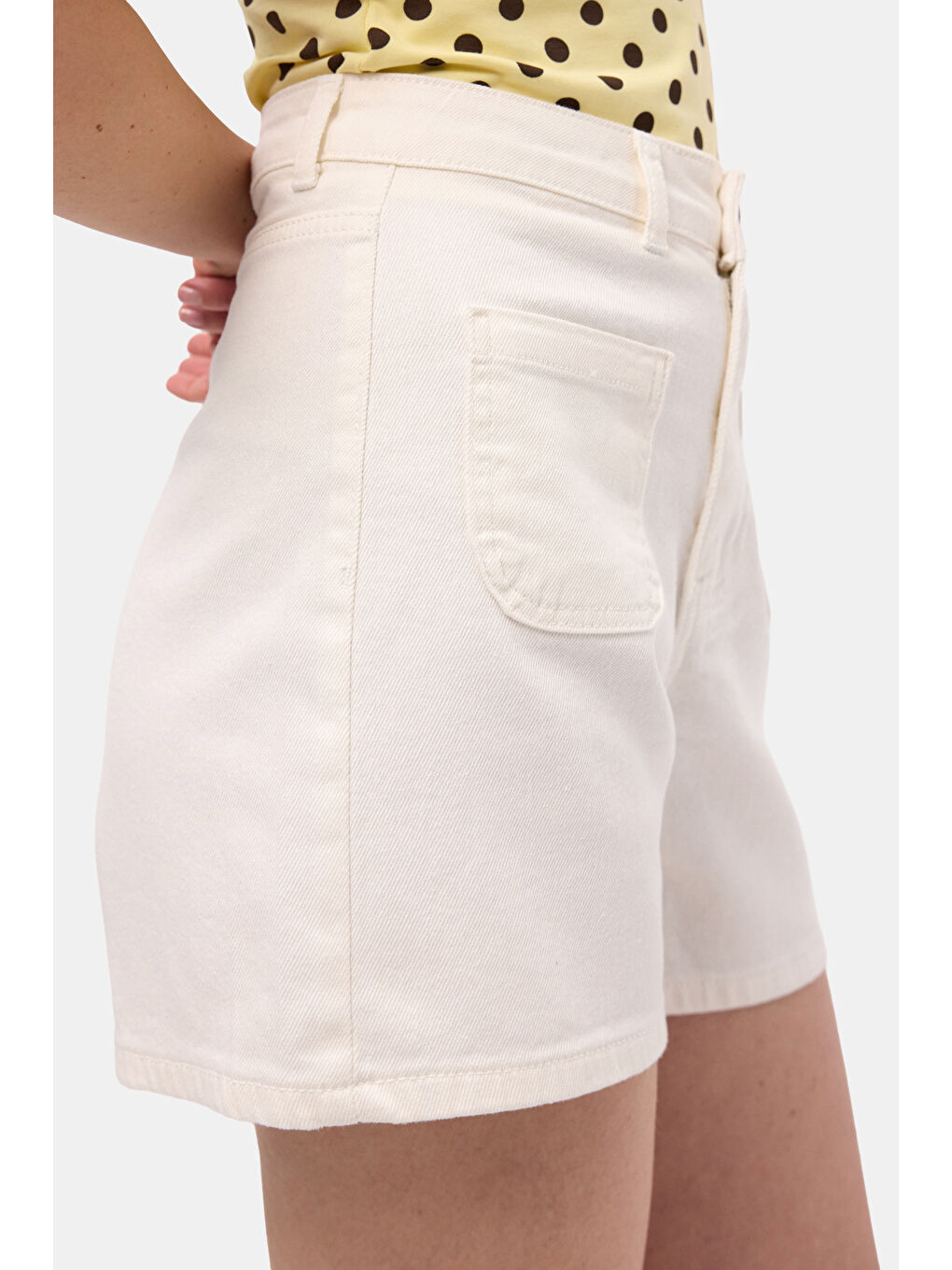 Kadın Kırık Beyaz 7s6-101 Midi Mom Fit Elastan Kumaş Denim Şort-5