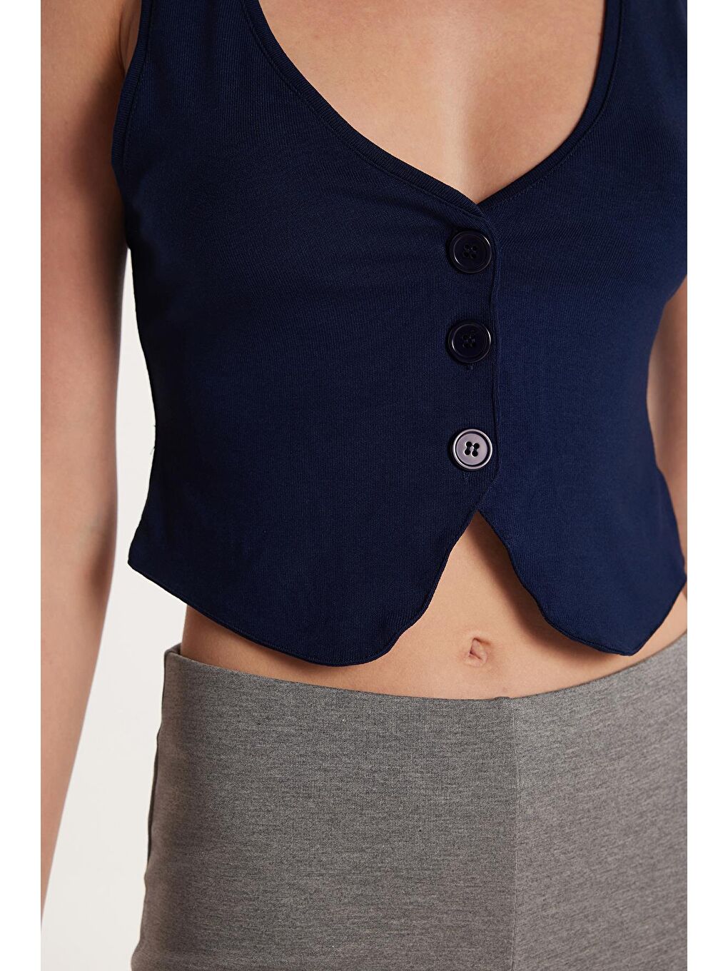 Kadın Regular Fit Sıfır Kol V Yaka Düğmeli Lacivert Yelek-2