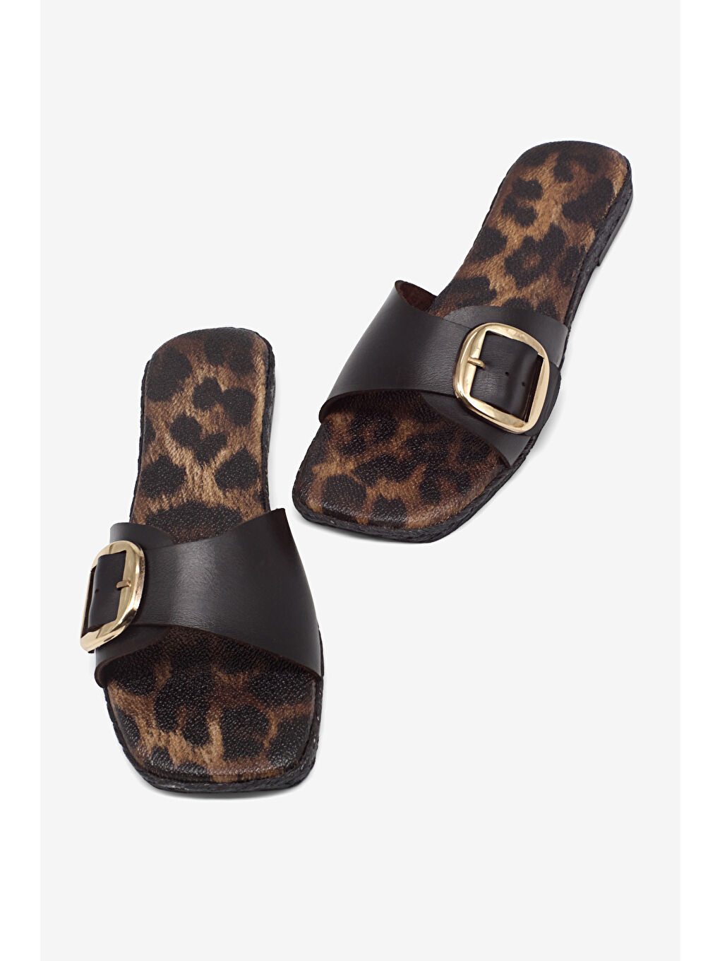 Kadın Siyah Rahat Kalıp Leopar Desenli Tokalı Terlik-2