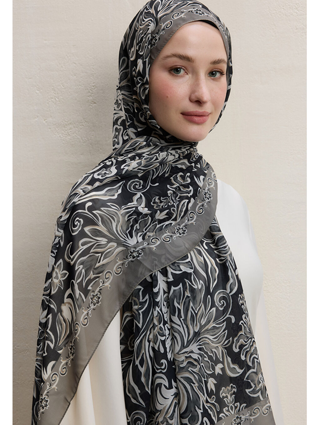 Laura Desen İpek Krep Şal Siyah-1