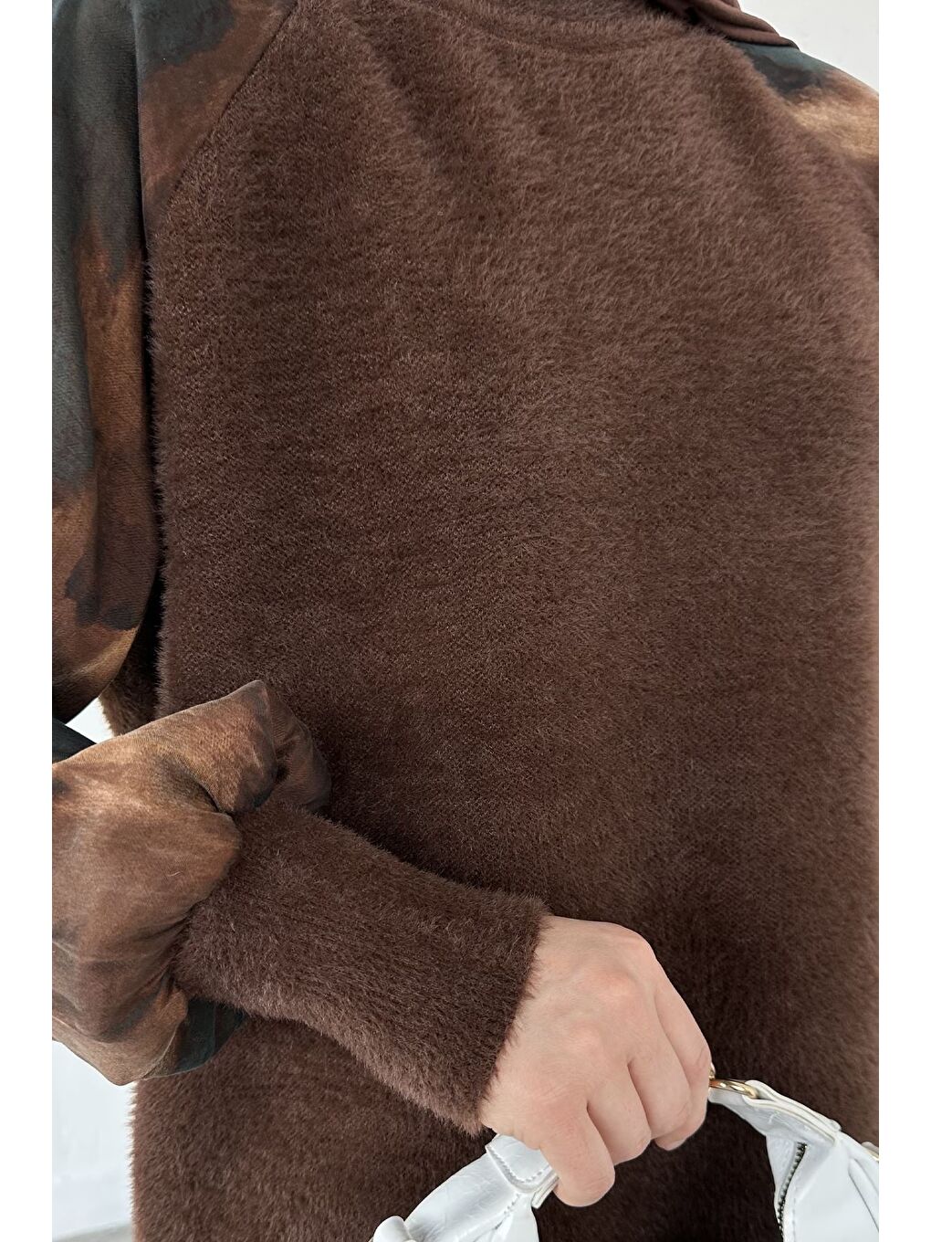 Kahverengi Gülseli Kol Desenli İpek Kübra Kumaş Tesettür Triko Tunik-11