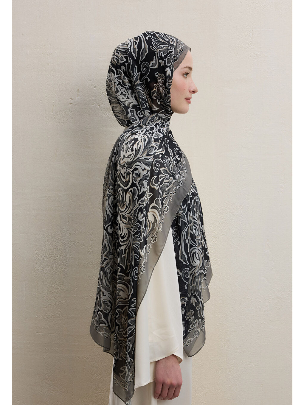 Laura Desen İpek Krep Şal Siyah-3