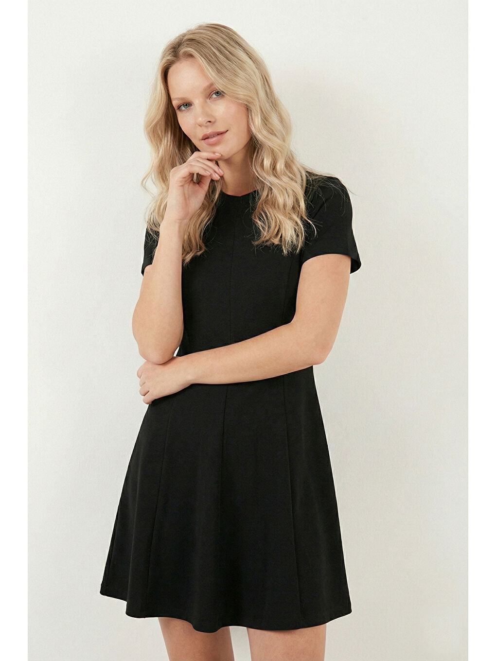 Siyah Regular Fit Bisiklet Yaka Pileli Kadın Mini Elbise 5866342-2