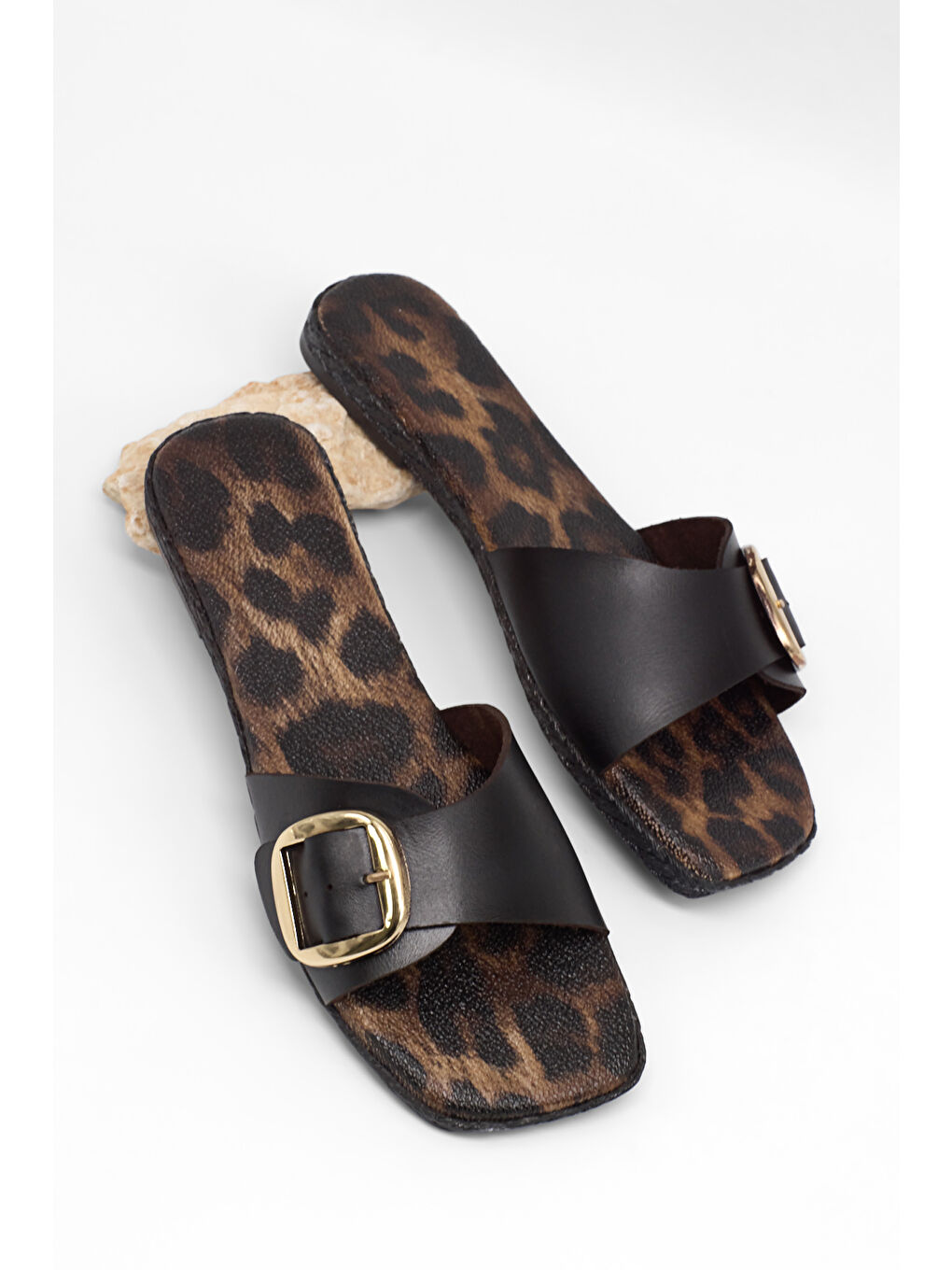 Kadın Siyah Rahat Kalıp Leopar Desenli Tokalı Terlik