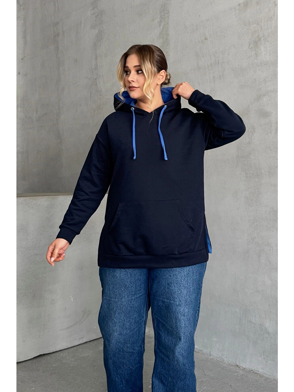 Lacivert Büyük Beden Uzun Kollu Kapüşonlu Kanguru Cepli Yanları Yırtmaçlı Sweatshirt 303850