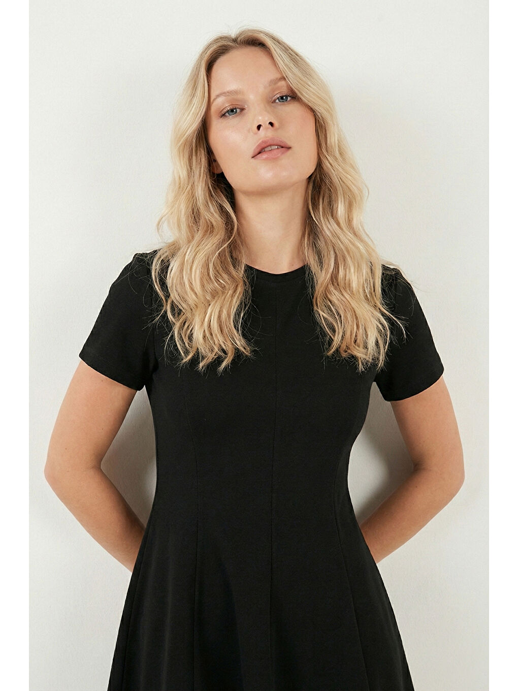 Siyah Regular Fit Bisiklet Yaka Pileli Kadın Mini Elbise 5866342-3