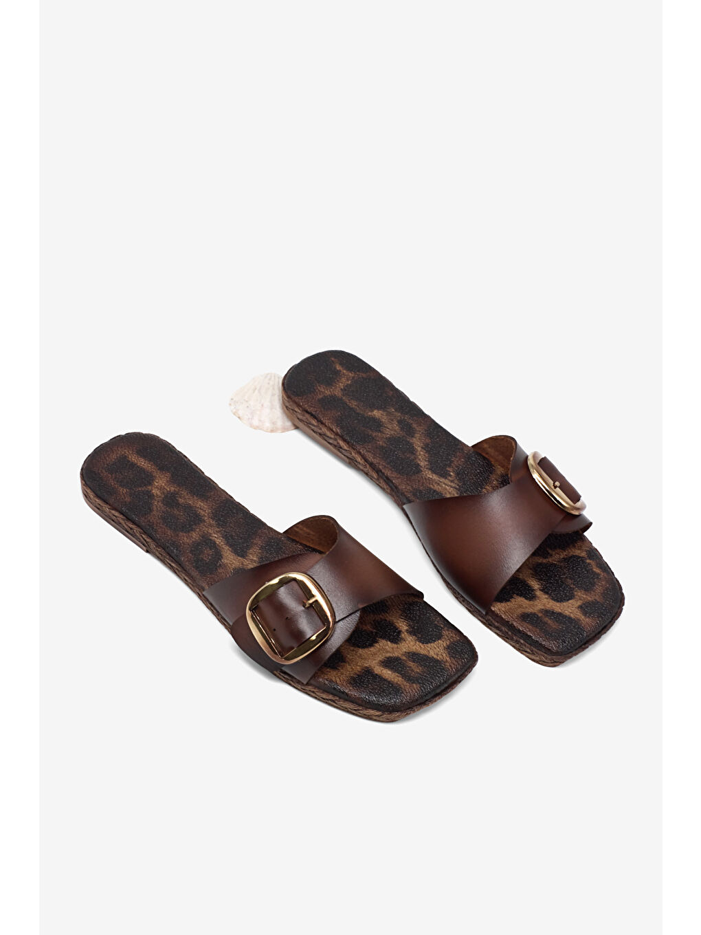 Kahverengi Kadın Taba Rahat Kalıp Leopar Desenli Tokalı Terlik-4