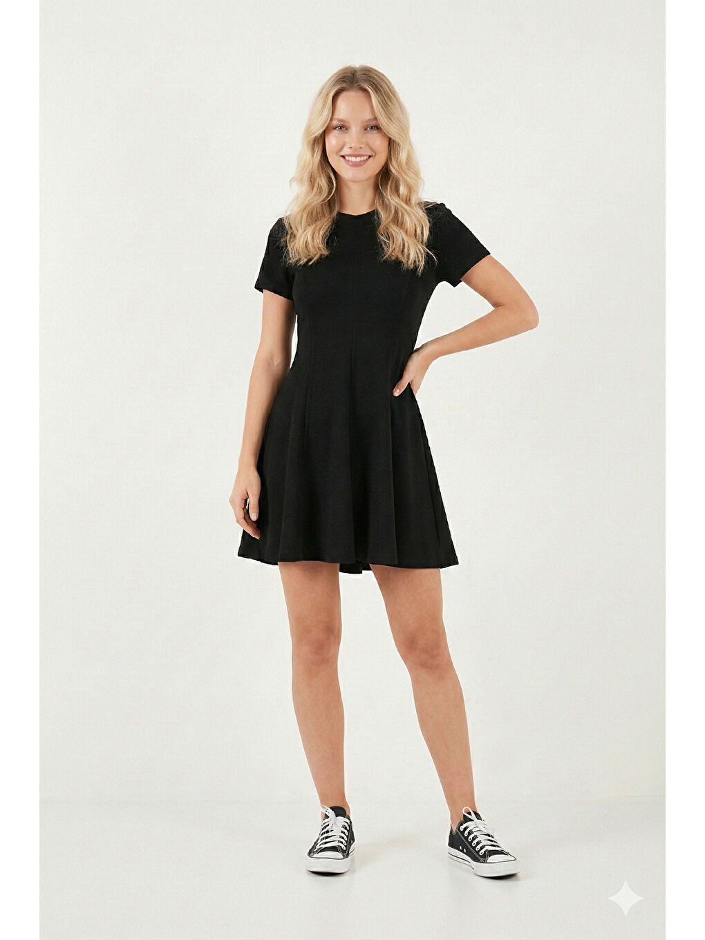 Siyah Regular Fit Bisiklet Yaka Pileli Kadın Mini Elbise 5866342-4