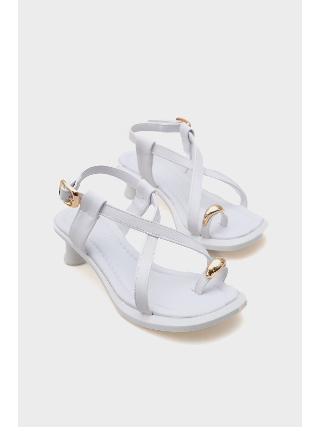 Beyaz Vally Orta Topuklu Parmak Arası Kadın Sandalet-1