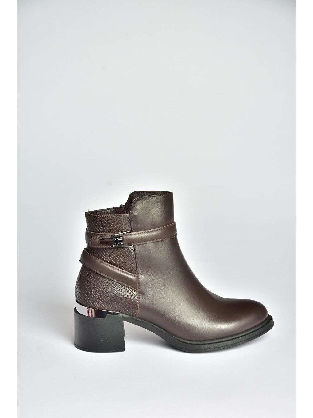 Kahverengi Kadın Bot V555258003