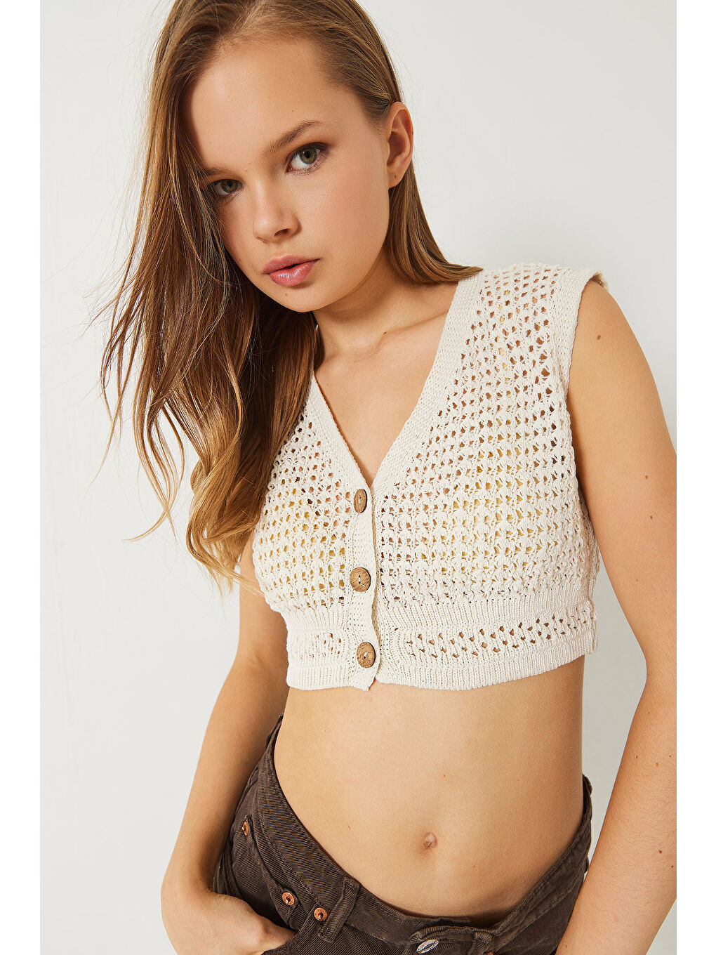 Bej Kadın V Yaka Ajurlu Örgü Crop Yelek