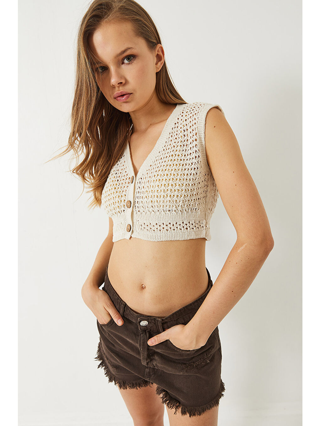 Bej Kadın V Yaka Ajurlu Örgü Crop Yelek-1