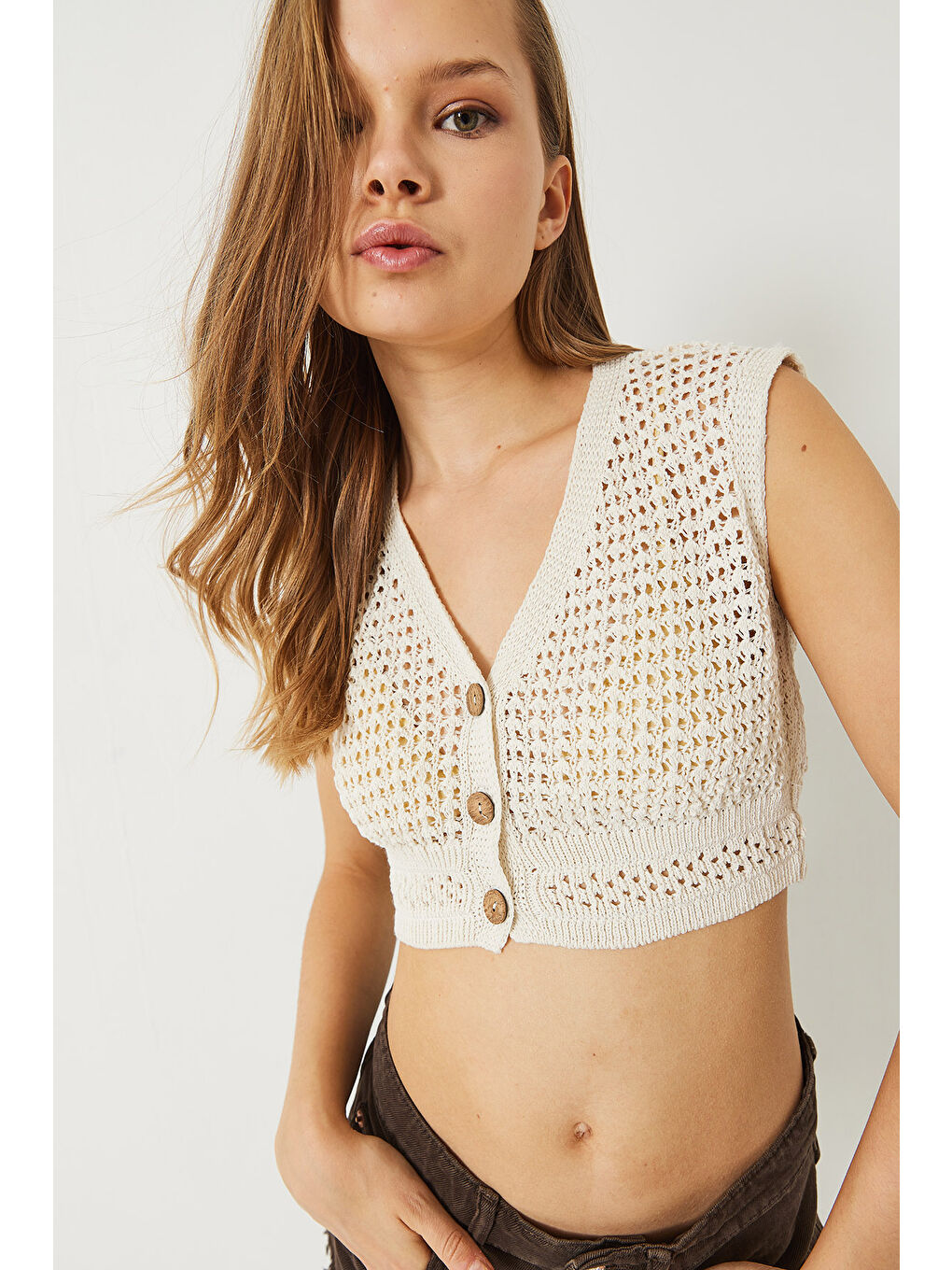 Bej Kadın V Yaka Ajurlu Örgü Crop Yelek-2