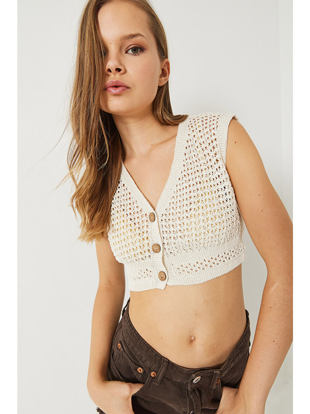 Bej Kadın V Yaka Ajurlu Örgü Crop Yelek-3