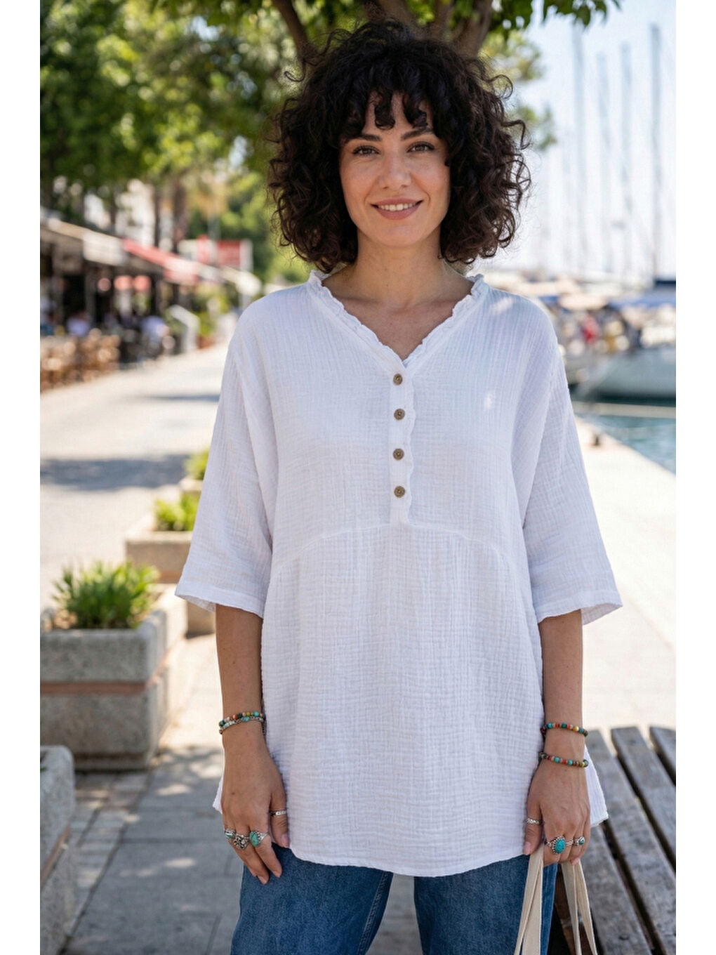 Beyaz V Yaka Kısa Kol Düğmeli Yaka Ve Kolucu Fırfırlı Casual Müslin Oversize Dokuma Bluz 77 70-2