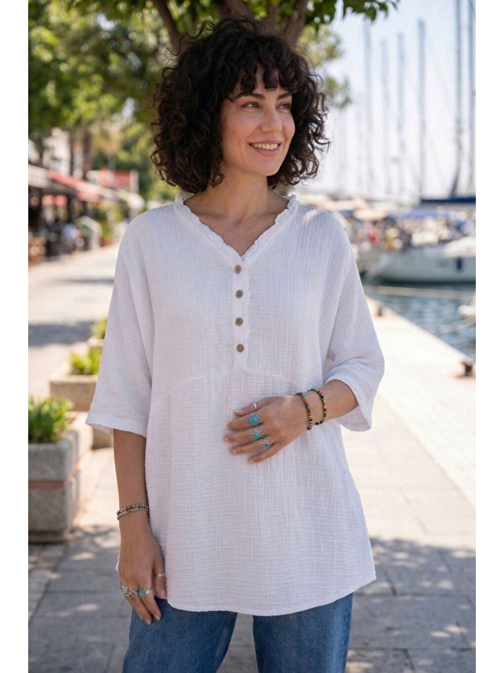 Beyaz V Yaka Kısa Kol Düğmeli Yaka Ve Kolucu Fırfırlı Casual Müslin Oversize Dokuma Bluz 77 70-3