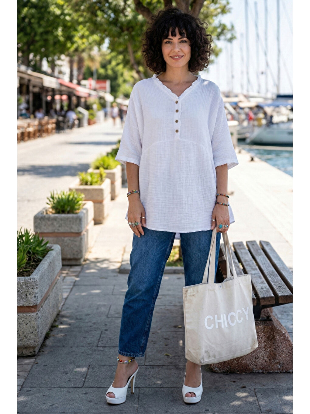 Beyaz V Yaka Kısa Kol Düğmeli Yaka Ve Kolucu Fırfırlı Casual Müslin Oversize Dokuma Bluz 77 70-4