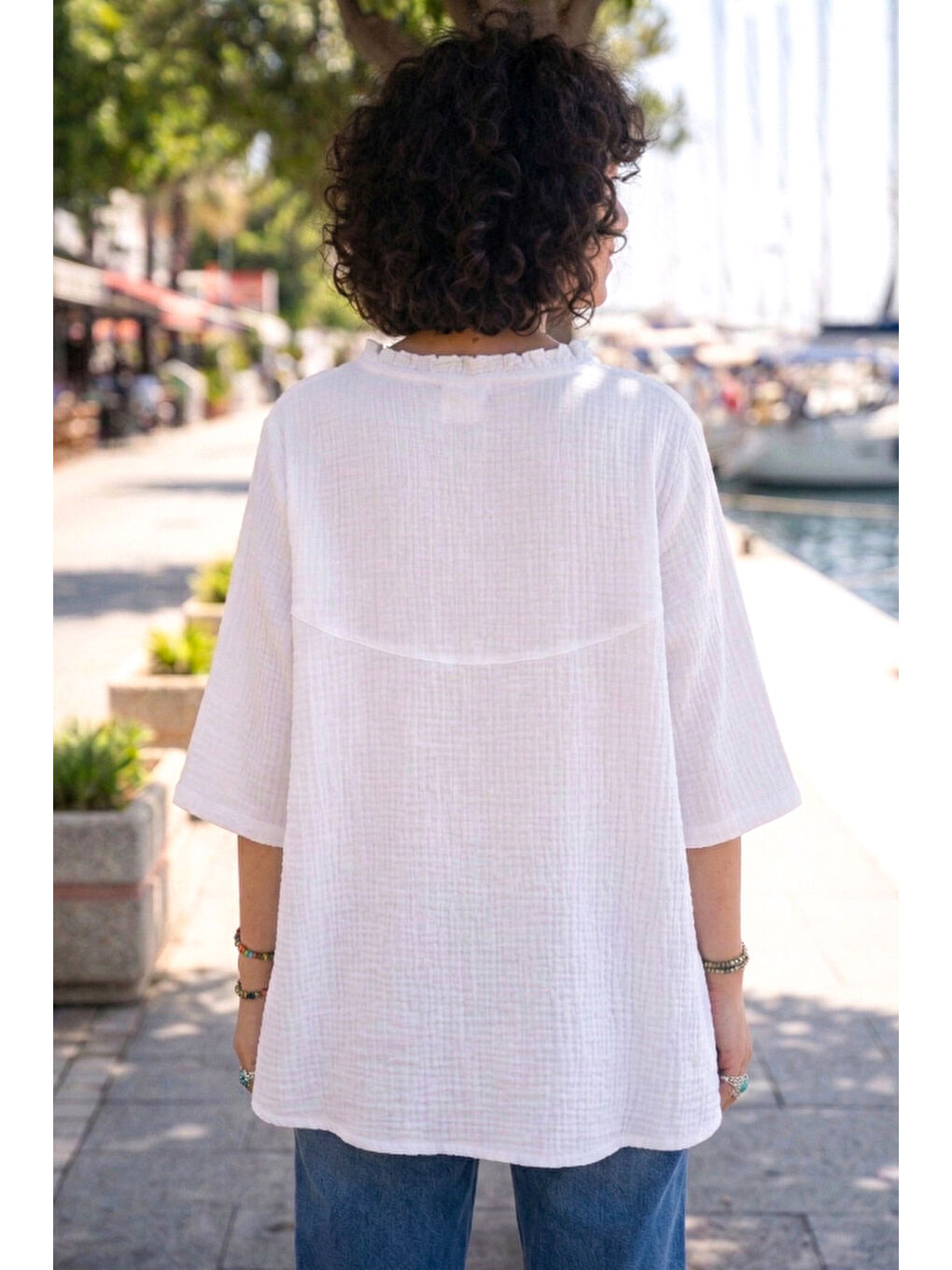 Beyaz V Yaka Kısa Kol Düğmeli Yaka Ve Kolucu Fırfırlı Casual Müslin Oversize Dokuma Bluz 77 70-5