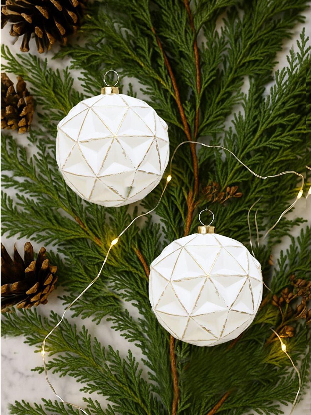 Yılbaşı Topu Geometrik Desenli Eskitme Detaylı Ağaç Süsü Beyaz 10 cm – 2'li Set