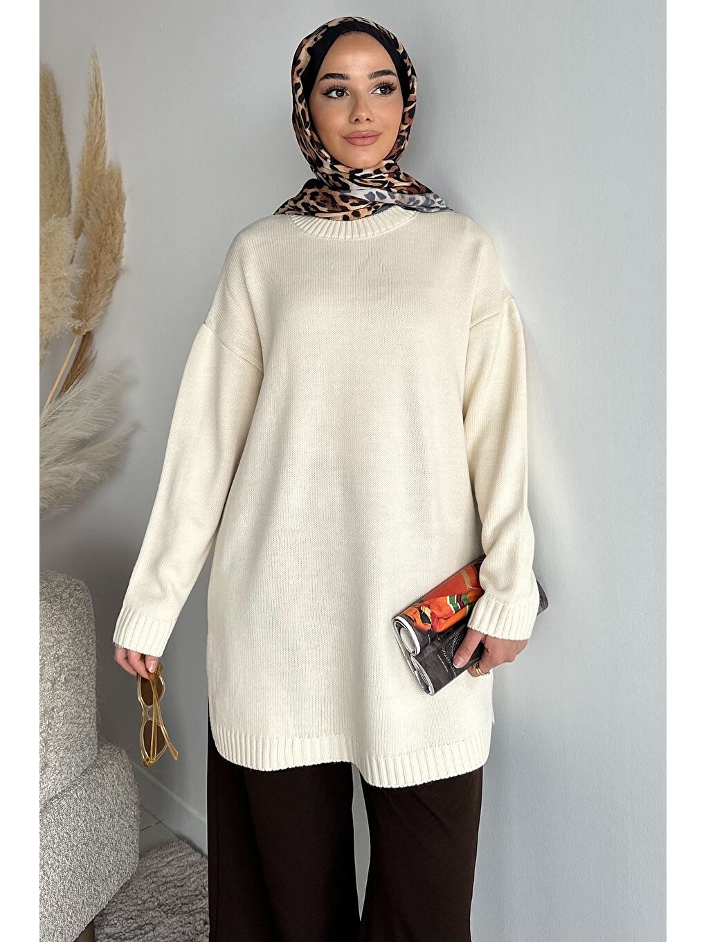 Ekru Gülseli Bisiklet Yaka Yırtmaçlı Tesettür Triko Tunik-3