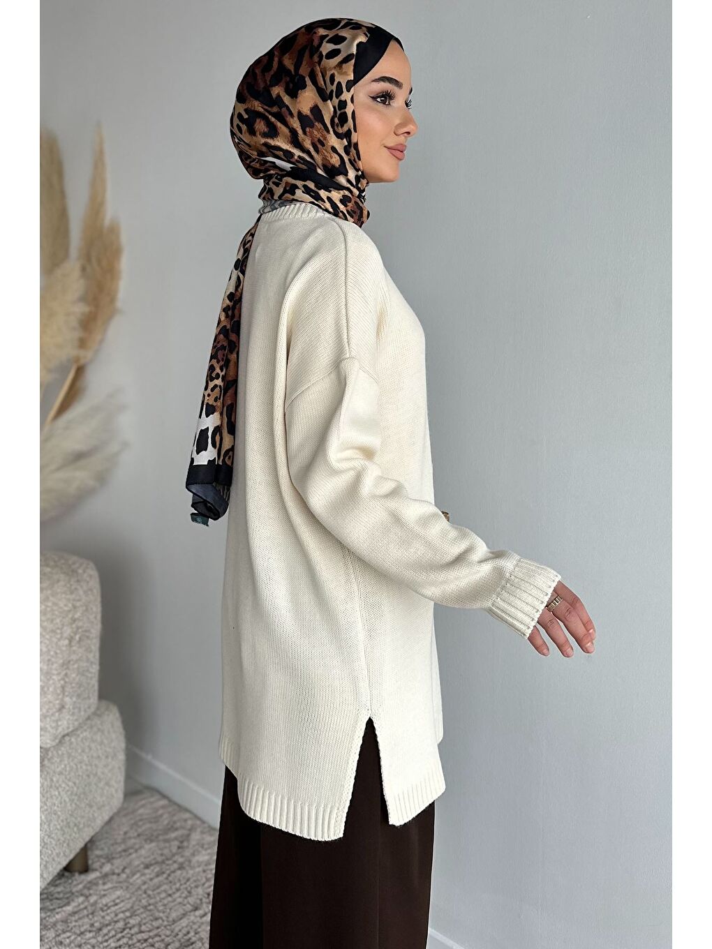 Ekru Gülseli Bisiklet Yaka Yırtmaçlı Tesettür Triko Tunik-5