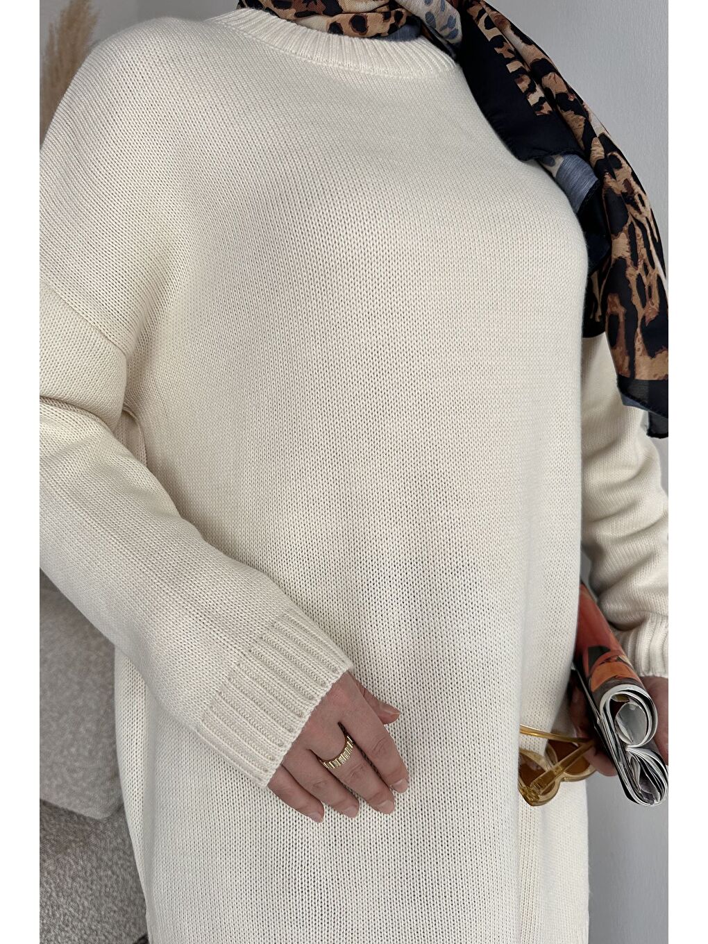 Ekru Gülseli Bisiklet Yaka Yırtmaçlı Tesettür Triko Tunik-6