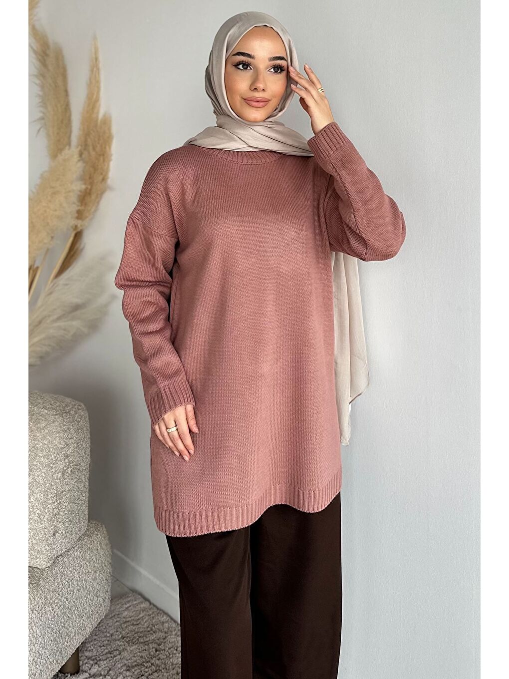 Pembe Gülseli Bisiklet Yaka Yırtmaçlı Tesettür Triko Tunik-1