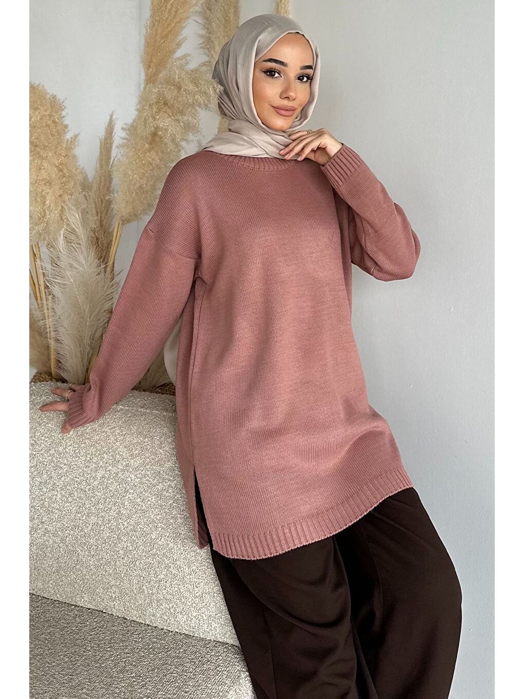 Pembe Gülseli Bisiklet Yaka Yırtmaçlı Tesettür Triko Tunik-2