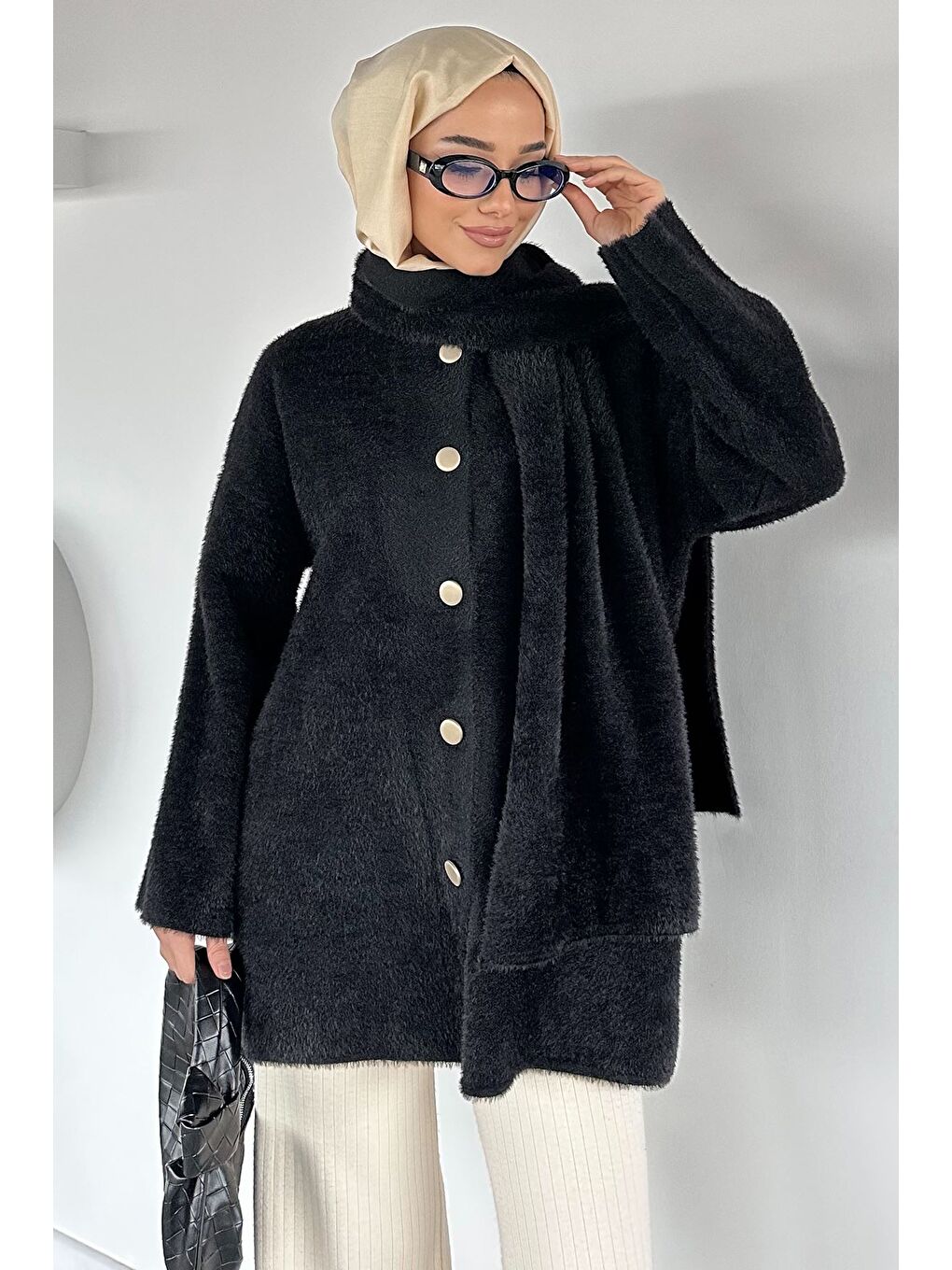 Siyah Gülseli Atkılı Tesettür Triko Hırka-3