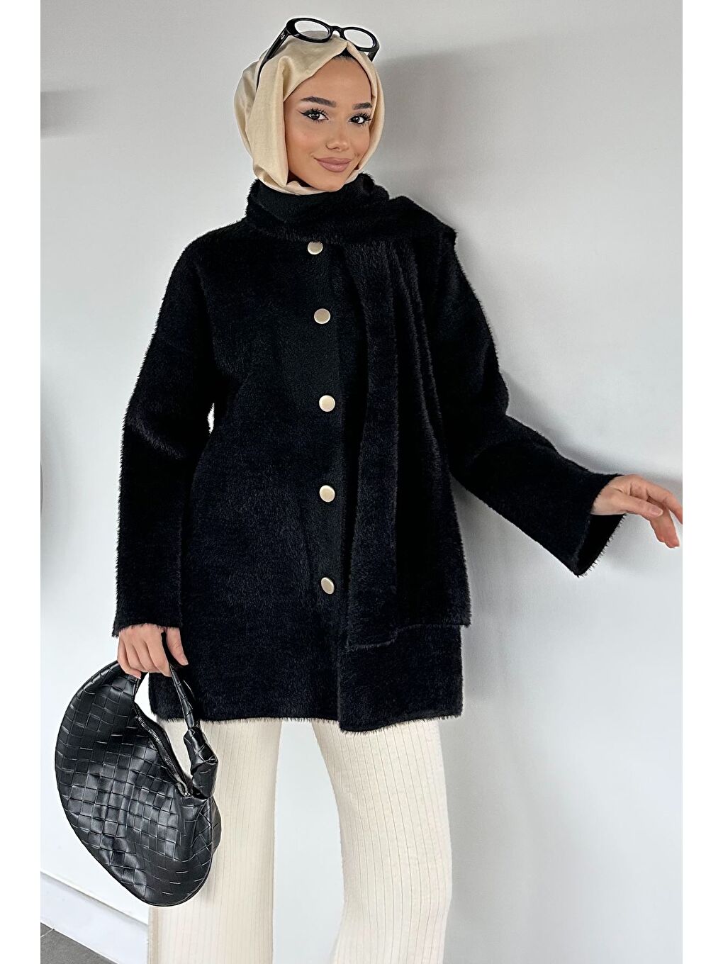 Siyah Gülseli Atkılı Tesettür Triko Hırka-4