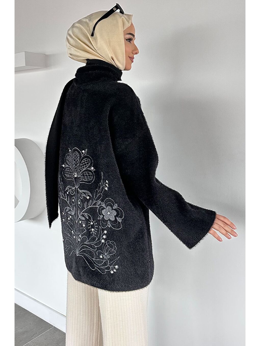 Siyah Gülseli Atkılı Tesettür Triko Hırka-7