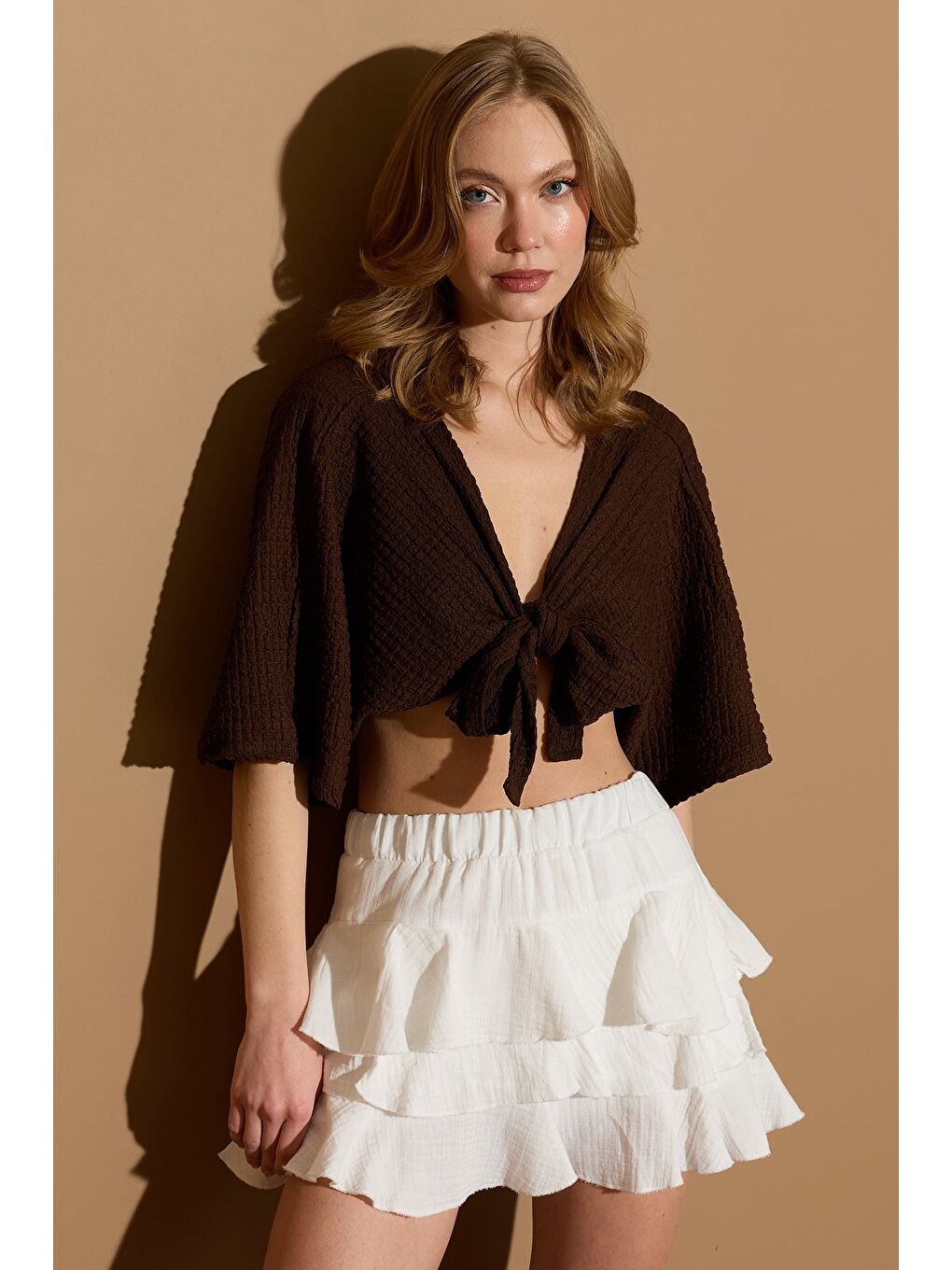 Kahverengi Önü Bağlamalı Bürümcük Kumaş Crop Bluz-1