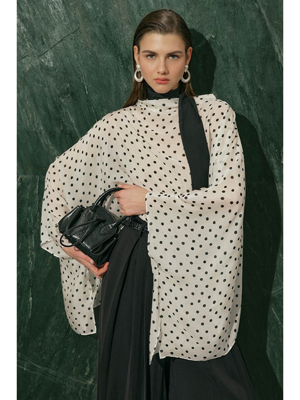 Siyah Şal Detaylı Desenli Bluz Puantiye