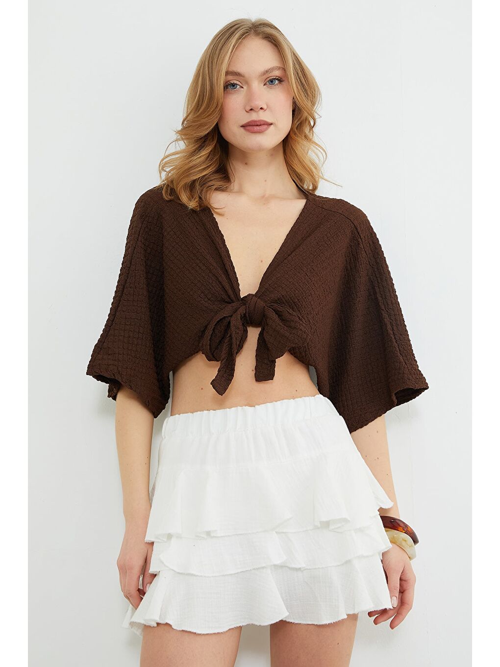 Kahverengi Önü Bağlamalı Bürümcük Kumaş Crop Bluz-2