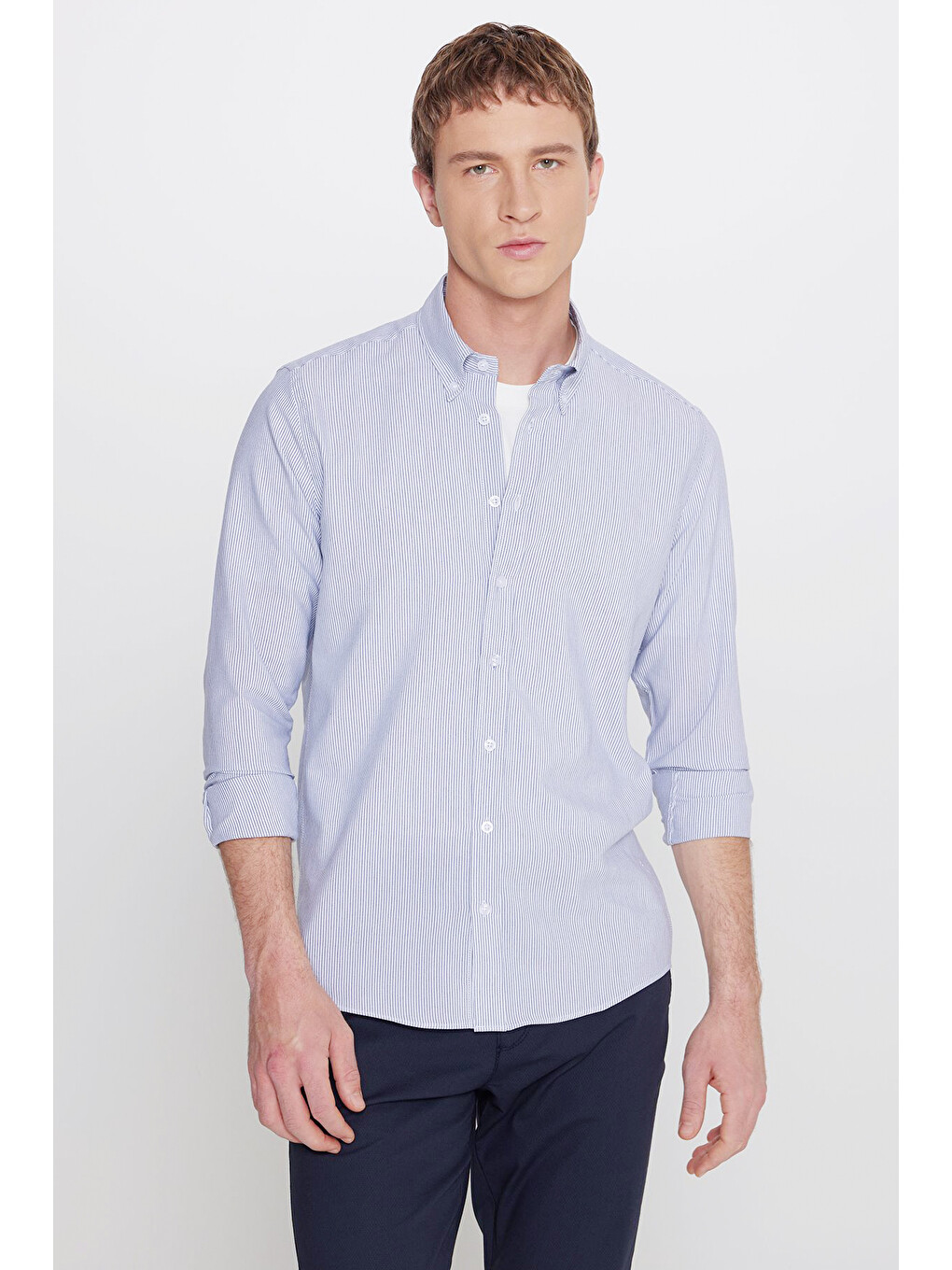 Erkek Beyaz-lacivert Pamuklu Tailored Slim Fit Dar Kesim Düğmeli Yaka Armürlü Gömlek