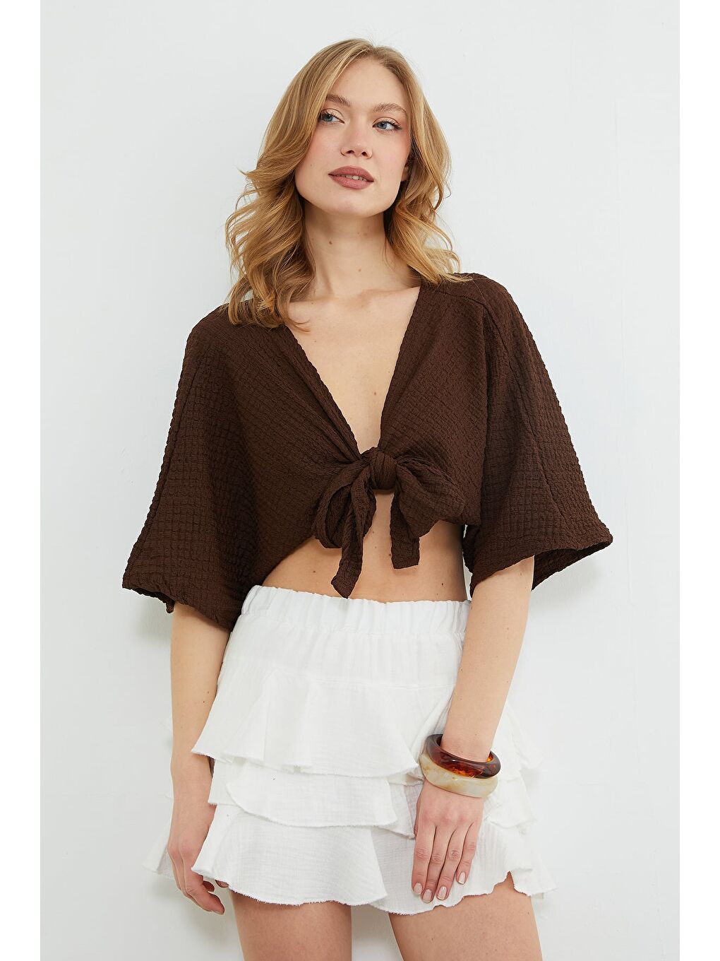 Kahverengi Önü Bağlamalı Bürümcük Kumaş Crop Bluz-3