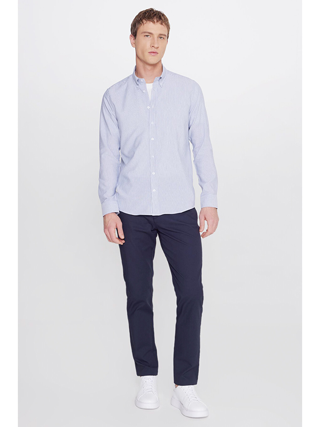 Erkek Beyaz-lacivert Pamuklu Tailored Slim Fit Dar Kesim Düğmeli Yaka Armürlü Gömlek-1