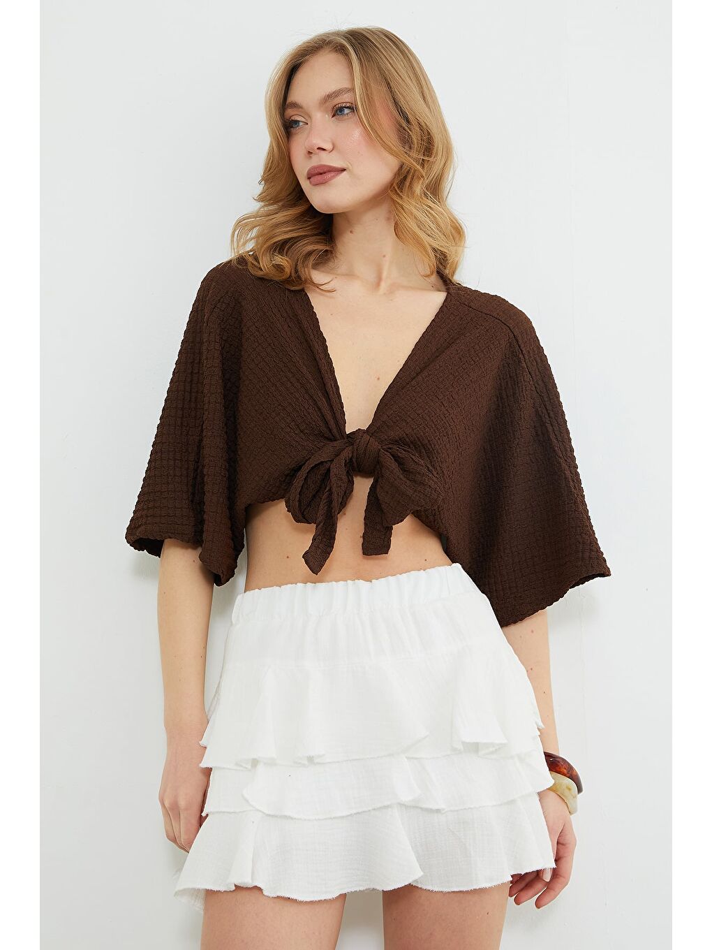 Kahverengi Önü Bağlamalı Bürümcük Kumaş Crop Bluz-4