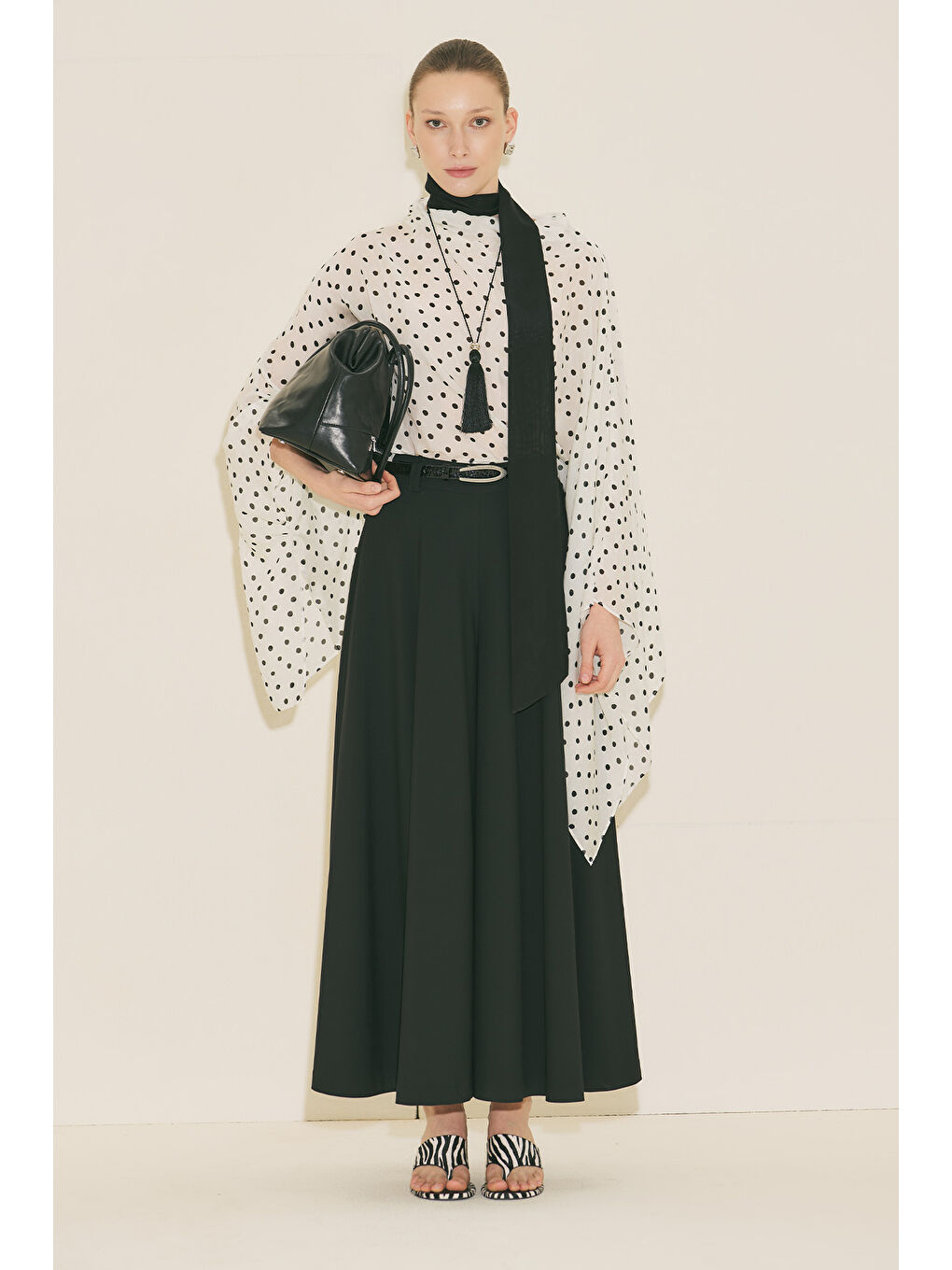 Siyah Şal Detaylı Desenli Bluz Puantiye-1