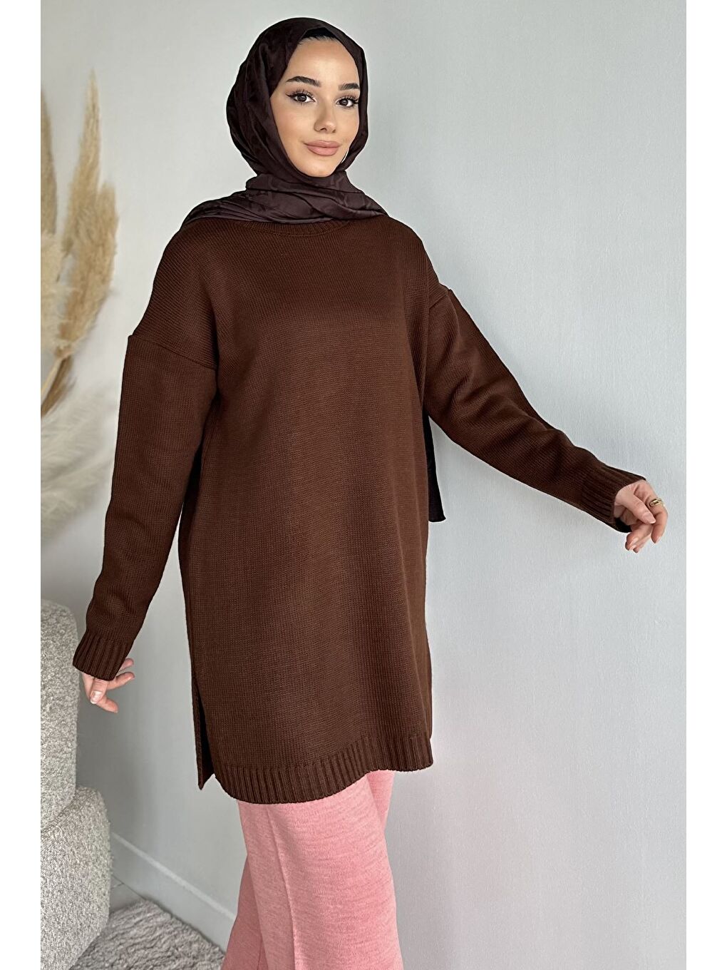 Kahverengi Gülseli Bisiklet Yaka Yırtmaçlı Tesettür Triko Tunik-1