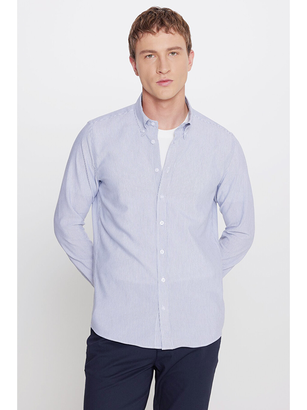 Erkek Beyaz-lacivert Pamuklu Tailored Slim Fit Dar Kesim Düğmeli Yaka Armürlü Gömlek-2