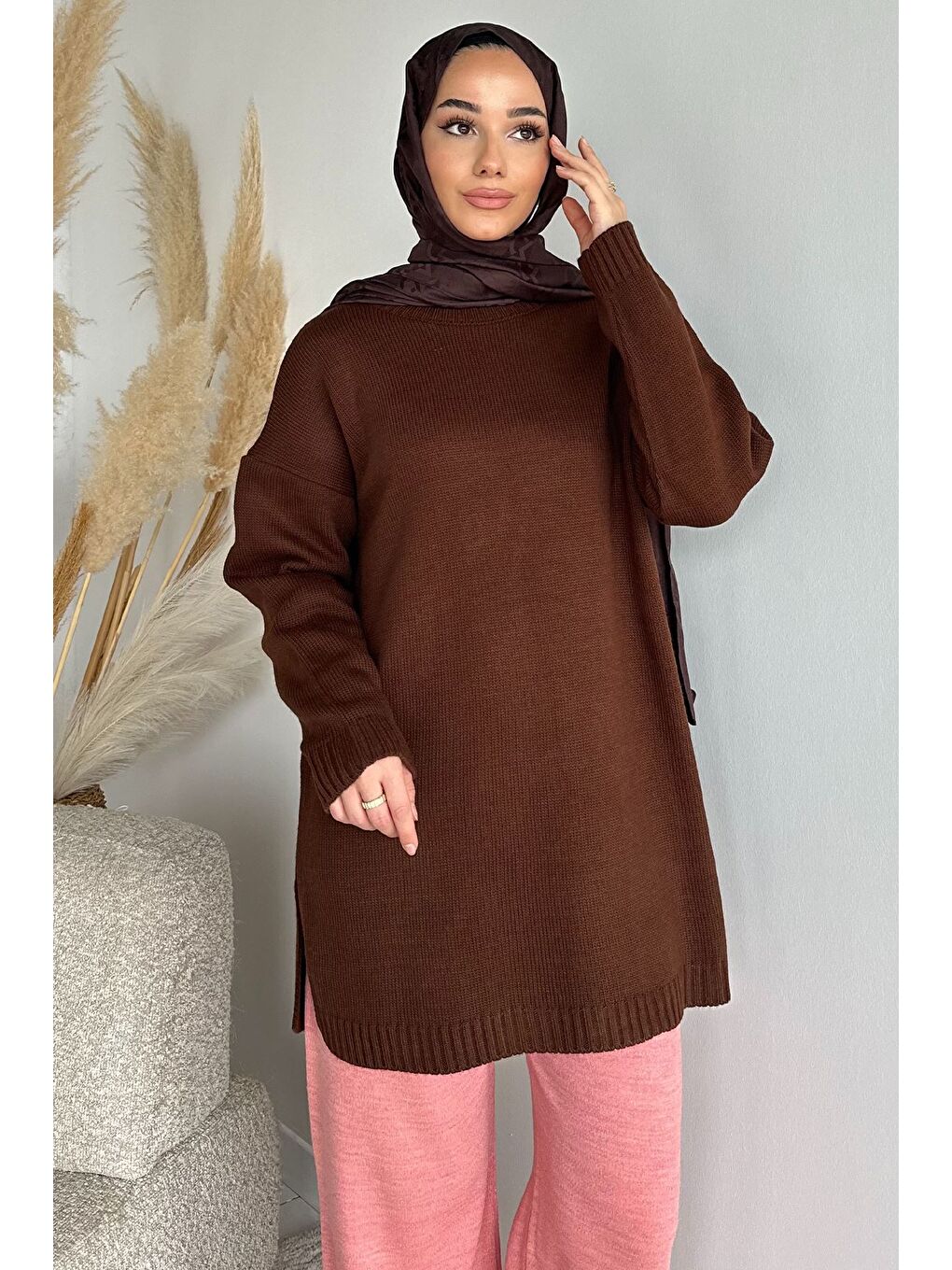 Kahverengi Gülseli Bisiklet Yaka Yırtmaçlı Tesettür Triko Tunik-3