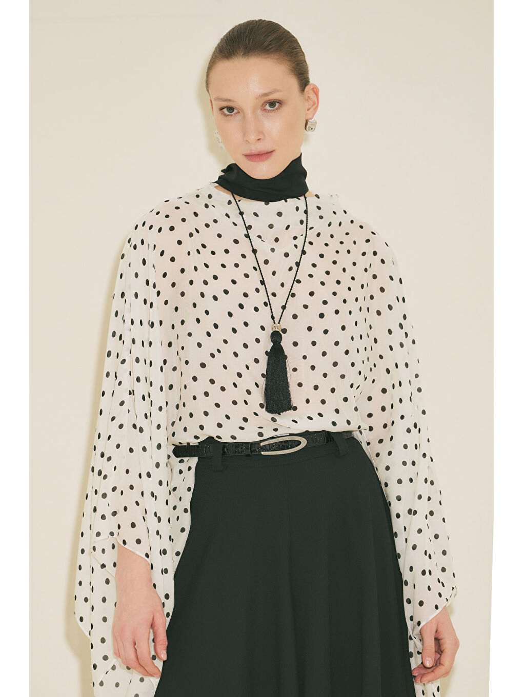 Siyah Şal Detaylı Desenli Bluz Puantiye-3