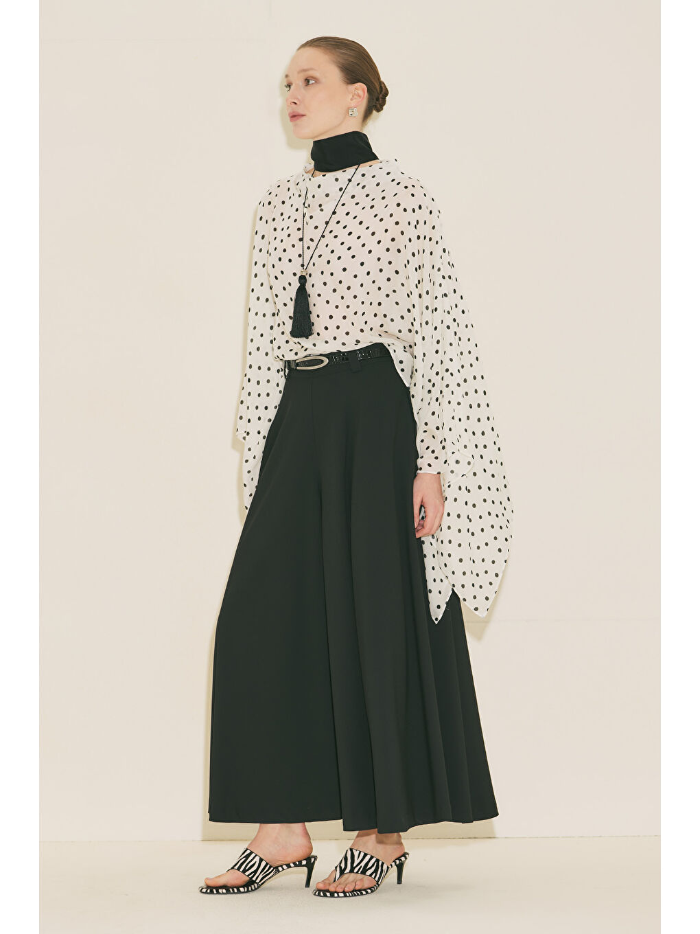 Siyah Şal Detaylı Desenli Bluz Puantiye-4