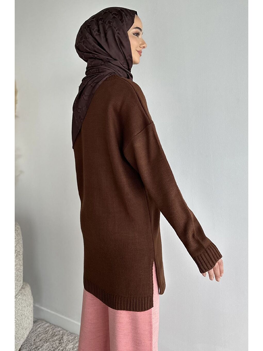 Kahverengi Gülseli Bisiklet Yaka Yırtmaçlı Tesettür Triko Tunik-5