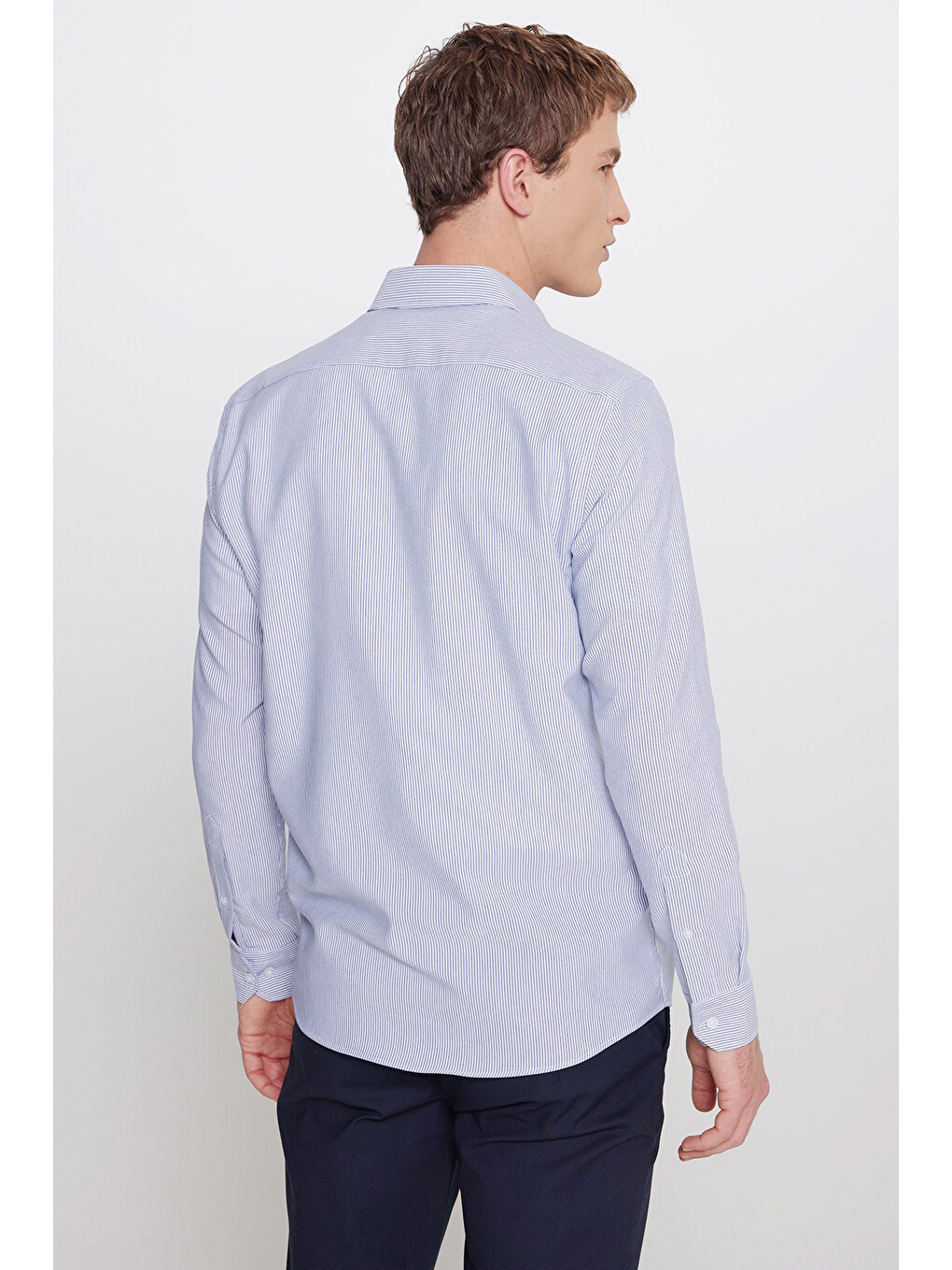 Erkek Beyaz-lacivert Pamuklu Tailored Slim Fit Dar Kesim Düğmeli Yaka Armürlü Gömlek-4