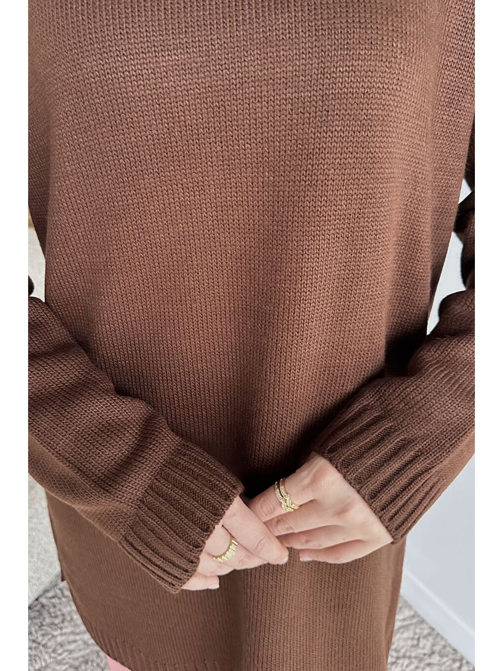 Kahverengi Gülseli Bisiklet Yaka Yırtmaçlı Tesettür Triko Tunik-7