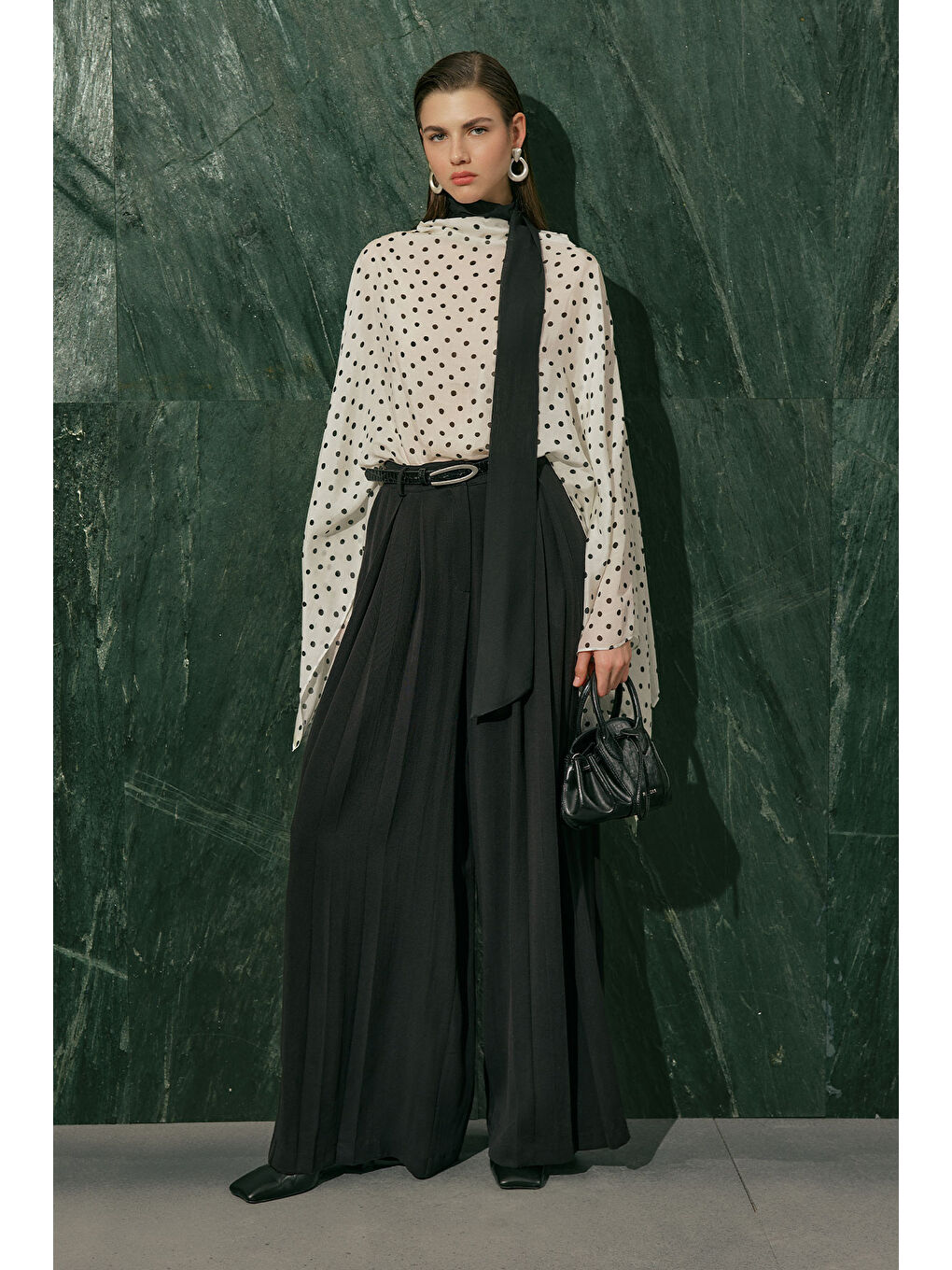 Siyah Şal Detaylı Desenli Bluz Puantiye-8