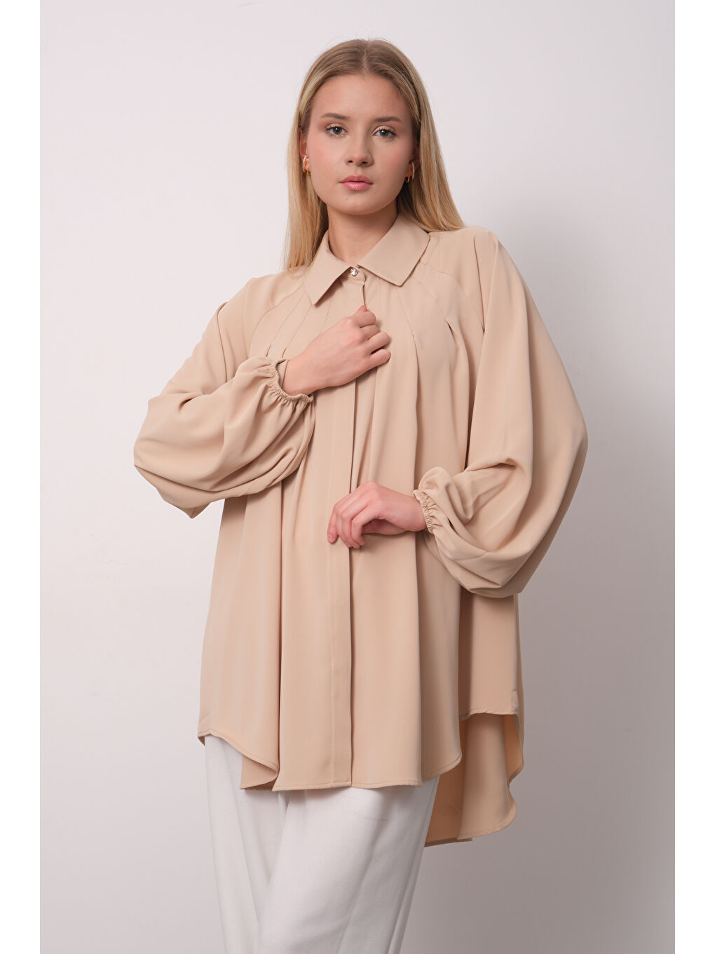 Bej Oversize Kesim Balon Kol Uzun Piliseli Kadın Tunik Gömleği-3