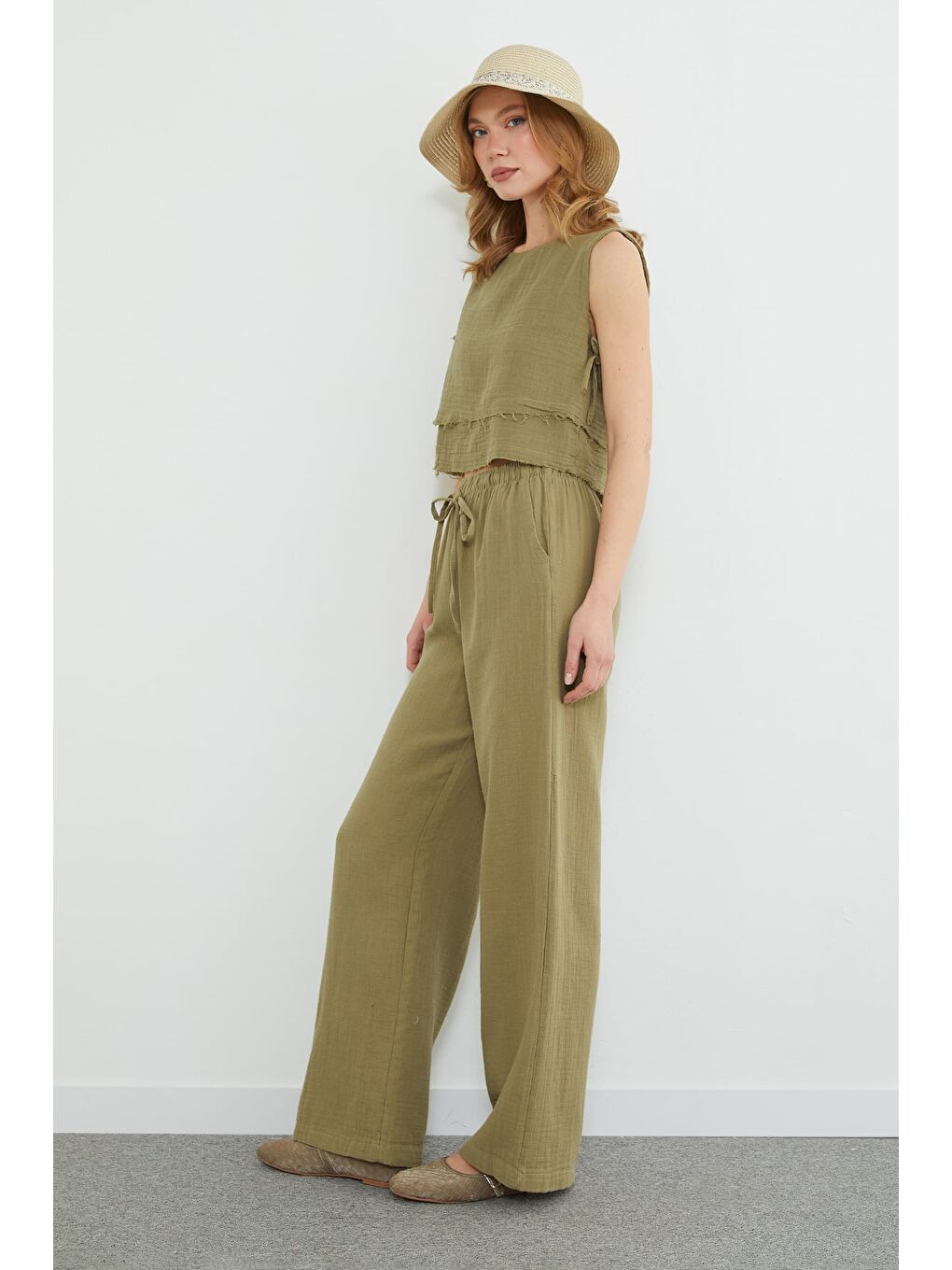 Yeşil Beli Lastikli Cepli Müslin Kumaş Pantolon-3